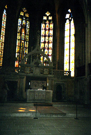 Altarretabel und Glasfenster, Ostchor