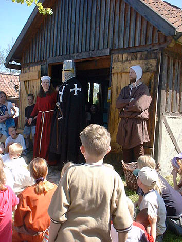 Topfhelm, Waffenrock, Tasselmantel