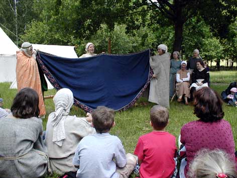 Modenschau 12. und 13 Jh. zusammen mit der IG Wolf