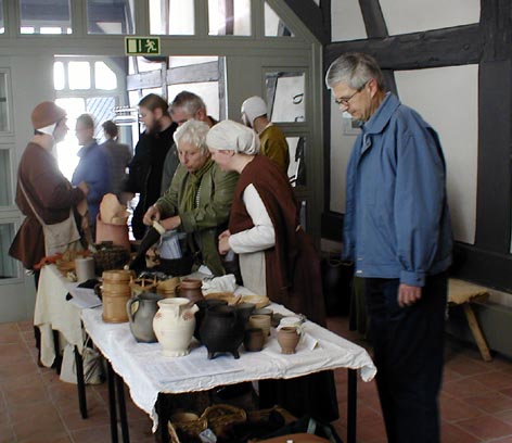 ergnzender Infotisch fr die Besucher der Ausstellung mit Rekonstruktionen zum Anfassen und Ausprobieren