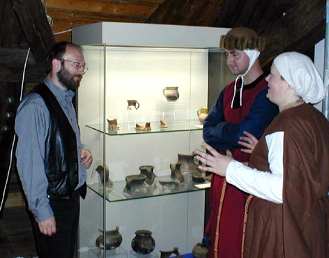 angeregte Diskussion nach der Veranstaltung mit dem betreuenden Archologen  Dr. Krauskopf vor Austellungsvitrine mit Keramikfunden