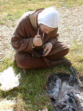 Feuermachen mit Schlageisen und Zunder