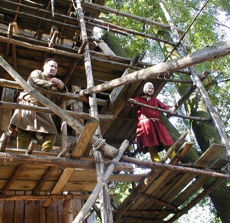 Christian und David auf dem Baugerst des Wohnturms